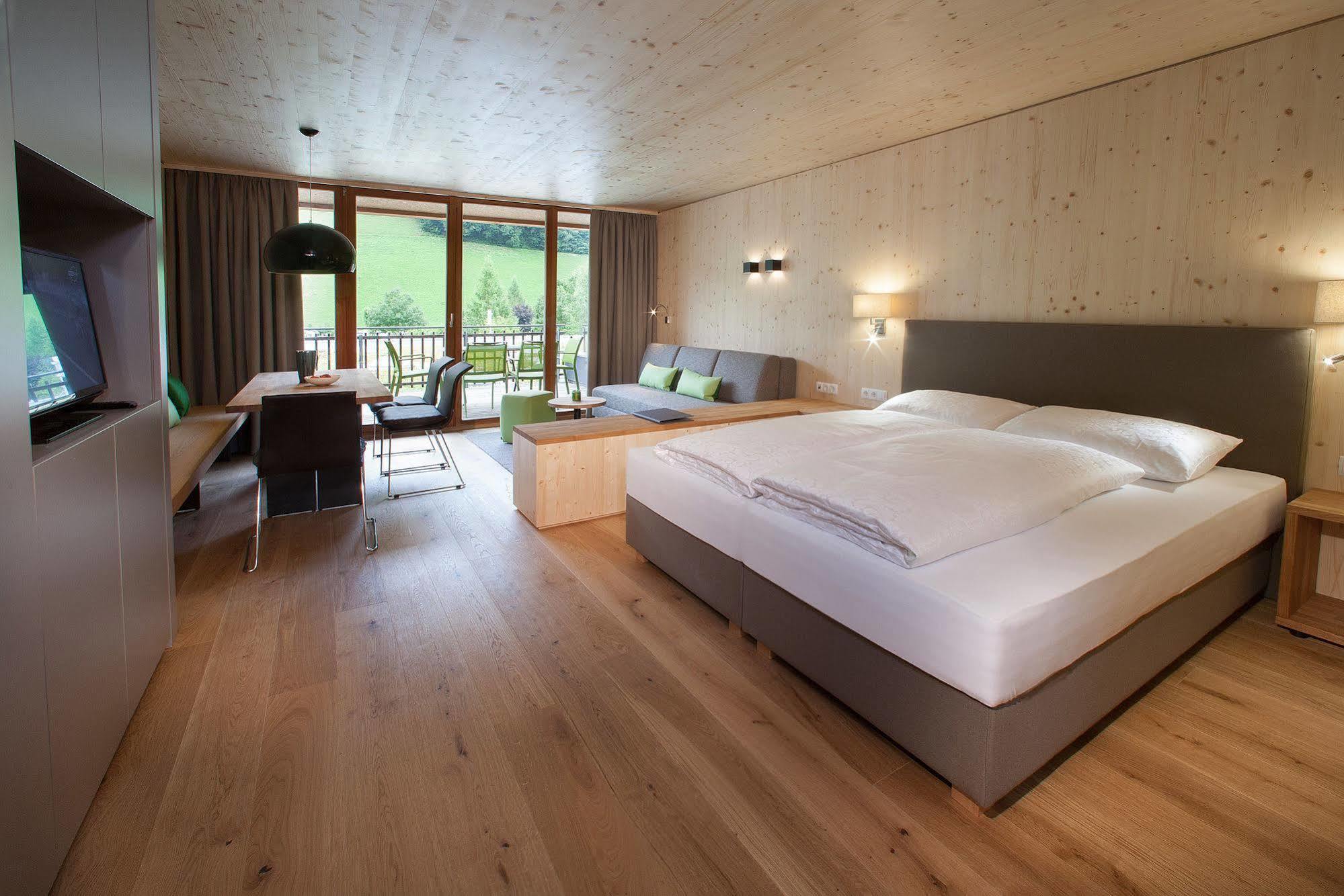 Natuerlich Hell. Aparthotel & Camping Fuegen Exterior photo
