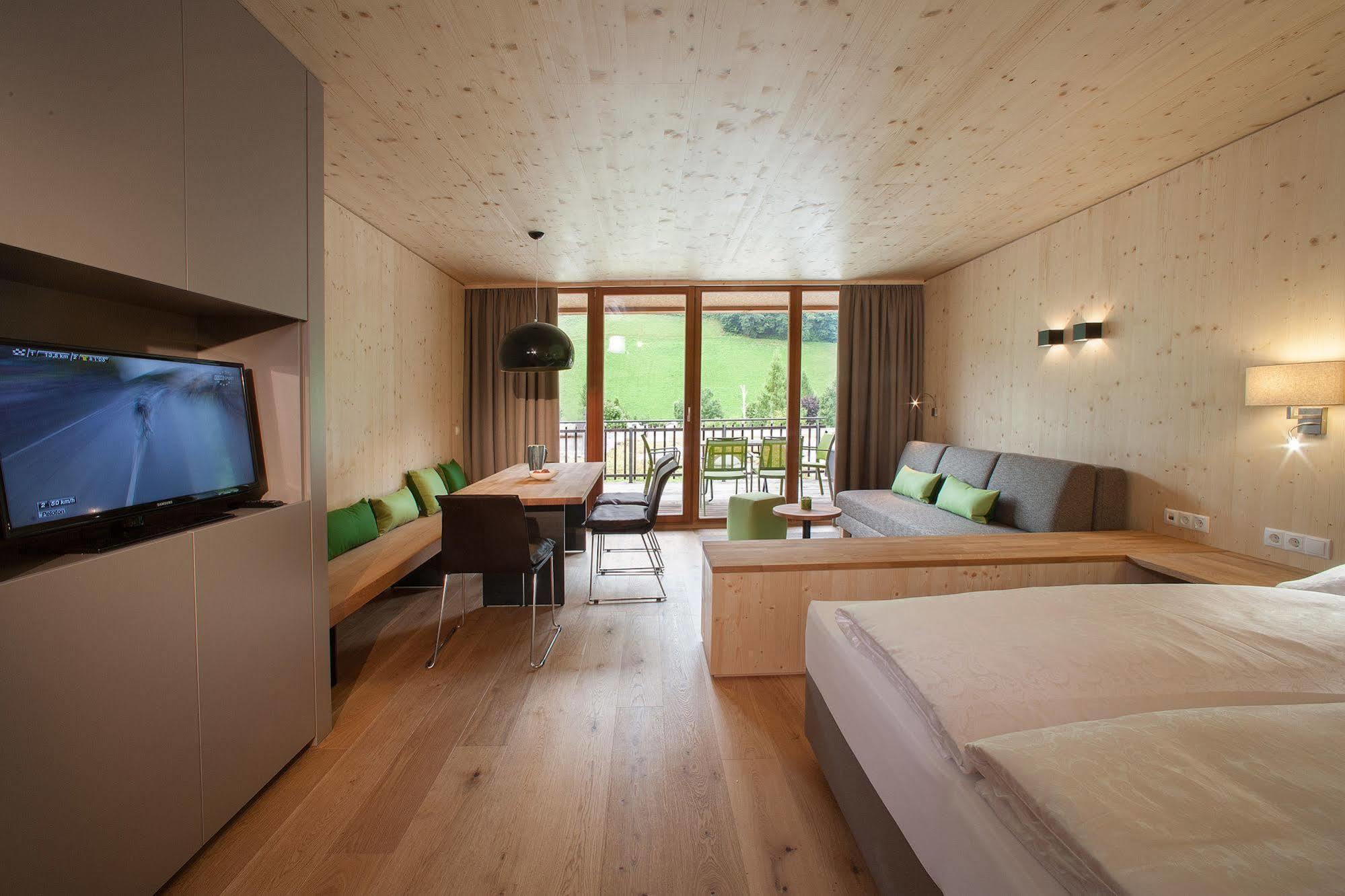 Natuerlich Hell. Aparthotel & Camping Fuegen Exterior photo